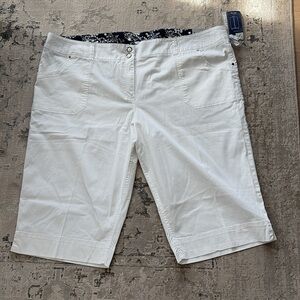 50. Penningtons NWT White Dallas Fit Pants size 28P in plus size.